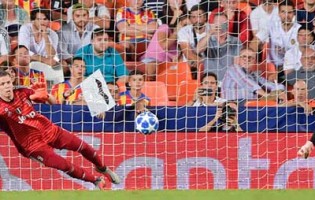Wojciech Szczesny defende grande penalidade entre mais seis defesas – Valencia CF 0-2 Juventus FC