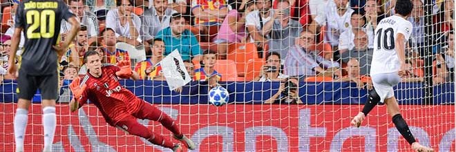 Wojciech Szczesny defende grande penalidade entre mais seis defesas – Valencia CF 0-2 Juventus FC