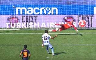 Neto Murara defende penalti no Real Sociedad 0-1 Valencia CF