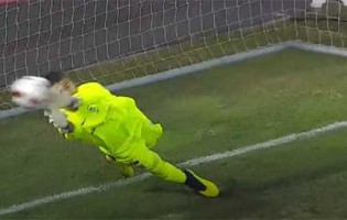 Amir Abedzadeh defende grande penalidade – CS Marítimo 0-2 FC Porto