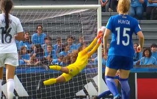 Anna Koivunen protagoniza defesas espetaculares – Finlândia 0-1 Nova Zelândia