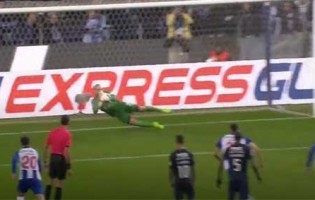 Mika Domingues defende grande penalidade e faz dupla-defesa – FC Porto 2-0 Os Belenenses
