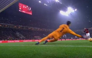 Wojciech Szczesny aponta para o lado e defende penalti – AC Milan 0-2 Juventus FC