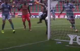 Cristiano Figueiredo fecha a baliza em desvio contra o poste – CS Marítimo 0-1 Vitória FC
