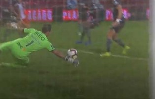 Douglas Jesus desvia remate sinuoso – CD Aves 1-1 Vitória SC