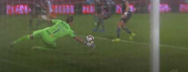 Douglas Jesus desvia remate sinuoso – CD Aves 1-1 Vitória SC