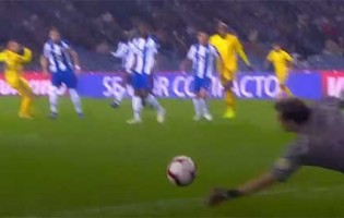 Iker Casillas retarda golo com desvio a remate arisco – FC Porto 3-1 CD Nacional