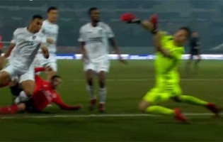 João Miguel Silva responde em velocidade de execução a curta distância – Vitória SC 0-1 SL Benfica