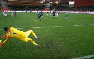 Danijel Subasic defende grande penalidade no AS Monaco 2-0 Lyon