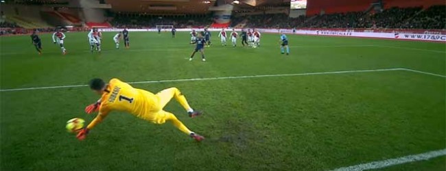 Danijel Subasic defende grande penalidade no AS Monaco 2-0 Lyon