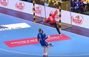 Darly Zogbi de Paula viu bola bater nos dois postes e ainda defendeu a recarga de costas