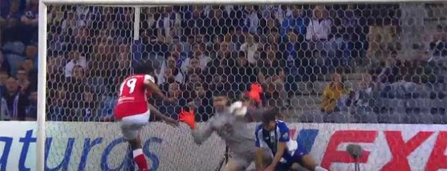 Fabiano Freitas atira-se para defesa espetacular após dificuldades – FC Porto 3-0 SC Braga
