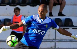 Hugo Marques assumiu baliza do SC Farense e não sofreu nos dois jogos da Segunda Liga