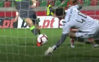 Renan Ribeiro desvia remate a curta distância – CS Marítimo 0-0 Sporting CP