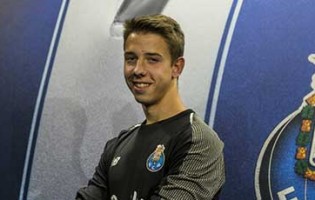 Francisco Meixedo assina contrato profissional aos dezassete anos pelo FC Porto