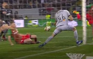 João Miguel Silva evita golo no limite após intervenção dificultada – Vitória SC 1-0 CS Marítimo