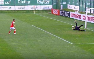 Luís Maximiano defende grande penalidade após saída com golo sofrido – Sporting CP sub-23 3-2 SC Braga sub-23
