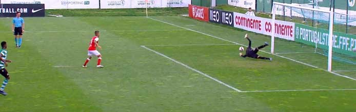 Luís Maximiano defende grande penalidade após saída com golo sofrido – Sporting CP sub-23 3-2 SC Braga sub-23