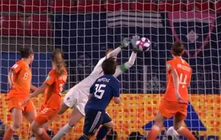 Sari van Veenendaal vale quartos-de-final ao negar golo de belo efeito – Holanda 2-1 Japão
