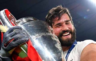 Alisson Becker faz oito defesas nos minutos finais para conquistar a Champions League pelo Liverpool FC