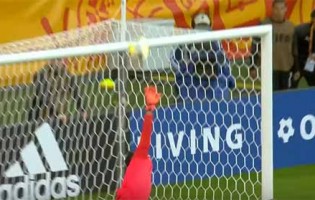 Cameron Brown destaca-se em duas defesas – Nova Zelândia 0-2 Uruguai (Mundial sub-20)