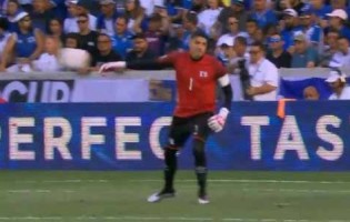 Henry Hernández: guarda-redes de El Salvador é notícia por lançamentos inusitados na Gold Cup