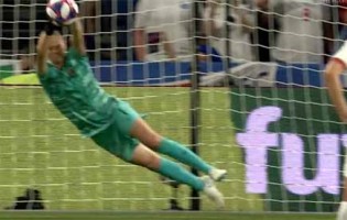 Ingrid Hjelmseth defende penalti após sofrer – Noruega 0-3 Inglaterra