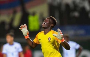 Celton Biai vice-campeão do Euro sub-19 por Portugal com três golos sofridos em cinco jogos