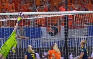 Sari van Veenendaal e Hedvig Lindahl destacam-se em várias defesas – Holanda 1-0 Suécia