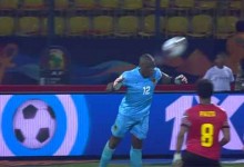 Tony Cabaça defende com dificuldade e interceta com a cabeça – Angola 0-1 Mali (CAN)