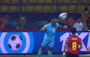 Tony Cabaça defende com dificuldade e interceta com a cabeça – Angola 0-1 Mali (CAN)