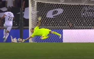 Douglas Jesus vale empate ao executar defesa espetacular – Vitória SC 1-1 FC Famalicão