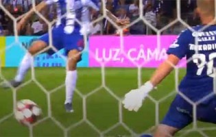 Giorgi Makaridze defende com dificuldades e sofre com erro – FC Porto 4-0 Vitória FC