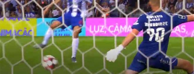 Giorgi Makaridze defende com dificuldades e sofre com erro – FC Porto 4-0 Vitória FC