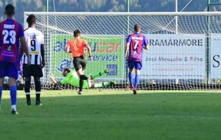 Carlos Fernandes: aos 39 anos entra, defende e tranca baliza do Amarante FC com dois treinos