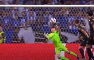 João Miguel Silva entre várias defesas e precipitações – FC Porto 3-0 Vitória SC