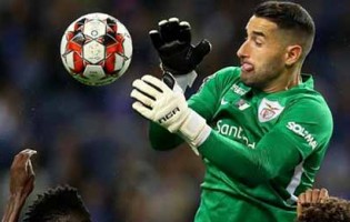 Marco Rocha “é um dos cinco melhores do mundo a jogar com os pés” para o treinador do CD Santa Clara