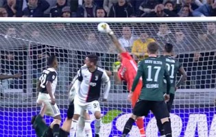 Gianluigi Buffon faz defesa vistosa no último minuto em lance fortuito – Juventus FC 2-1 Bologna FC