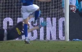 Agustín Marchesín atira-se para defesa espetacular – Os Belenenses 1-1 FC Porto