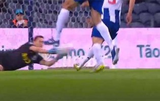 Agustín Marchesín tranca a baliza em desvio – FC Porto 2-0 FC Paços de Ferreira