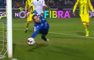 Cláudio Ramos parecia batido mas recuperou para defesa espetacular – FC Famalicão 2-3 CD Tondela