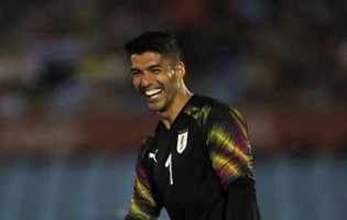 Luis Suárez foi guarda-redes na despedida de Diego Forlán e ainda se destacou