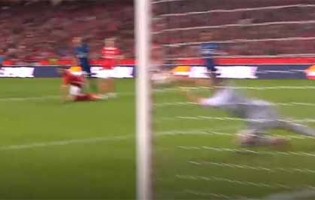 Odisseas Vlachodimos fecha a baliza em desvio – SL Benfica 4-0 FC Famalicão