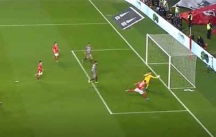 Tiago Sá intervém com destaque entre precipitação em golo – SL Benfica 2-1 SC Braga