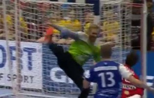 Björgvin Páll Gústavsson faz defesa espetacular com o pé – Dinamarca 30-31 Islândia (Euro 2020)