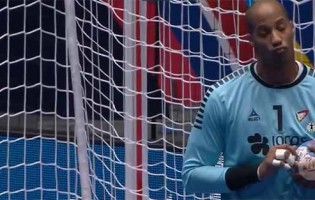 Alfredo Quintana é o melhor em campo com treze defesas e momento inusitado – Portugal 27-24 Bósnia (Euro 2020)