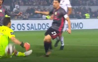 Douglas Jesus impede segundo golo em defesa no um-para-um – Vitória SC 0-1 SL Benfica
