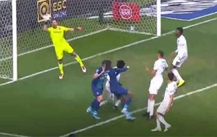 Douglas Jesus destaca-se em duas defesas – FC Porto 2-1 Vitória SC