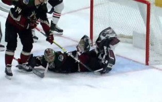 Antti Raanta protagoniza defesa espetacular (escorpião), com os calcanhares – Arizona Coyottes 2-3 Chicago Blackhawks
