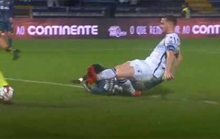 Quentin Beunardeau intervém em várias ocasiões – FC Famalicão 1-1 CD Aves